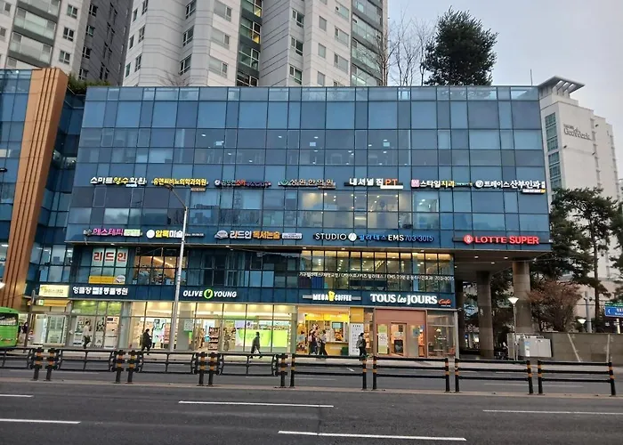 용산 효창공원 도보 3분, 5박 이상 투숙시 무료 공항 픽업&조식 제공, 수하물 보관 서비스 제공 Séoul