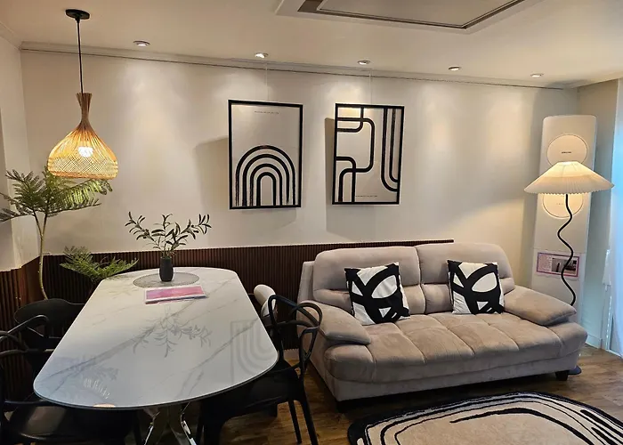 용산 효창공원 도보 3분, 5박 이상 투숙시 무료 공항 픽업&조식 제공, 수하물 보관 서비스 제공